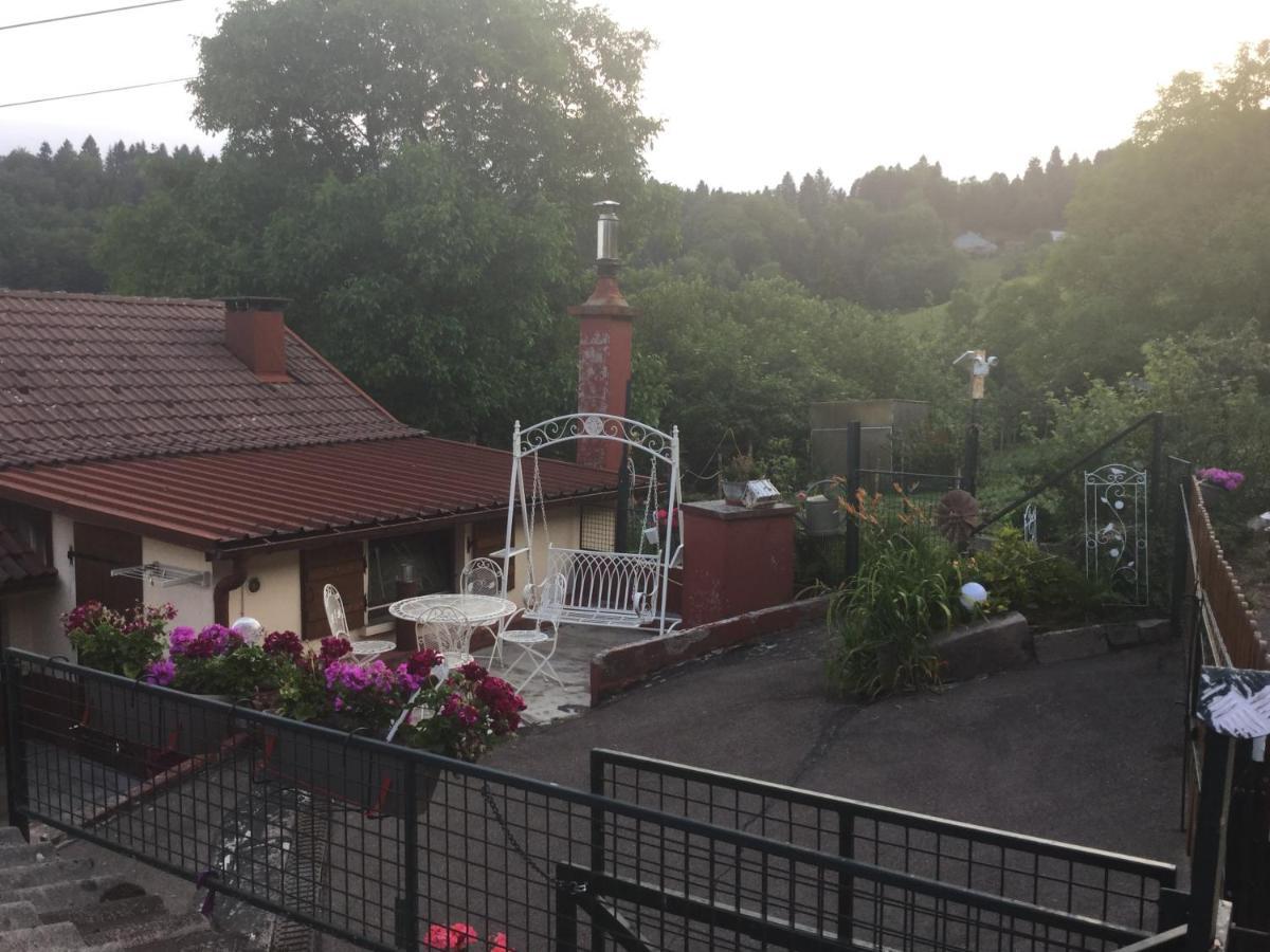 La Ferme De La-Haut B&B Le Haut-du-Them Exterior photo